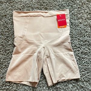 NWT SPANX Sculpting Mid-Thigh Short.